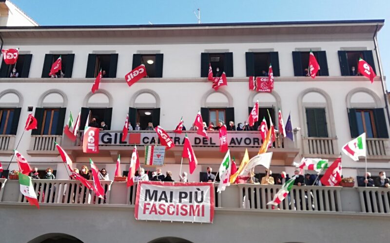 Al canto di “Bella Ciao” la solidarietà con la Cgil. Pancini: “Sciogliere le organizzazioni che si richiamano al fascismo”