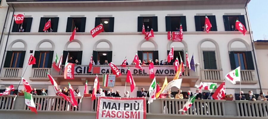 Al canto di “Bella Ciao” la solidarietà con la Cgil. Pancini: “Sciogliere le organizzazioni che si richiamano al fascismo”